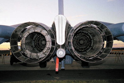 F-111的尾喷口特写，请注意喷口后的套管的构造，左侧的喷口处于最小位置．右侧的处于最大位置