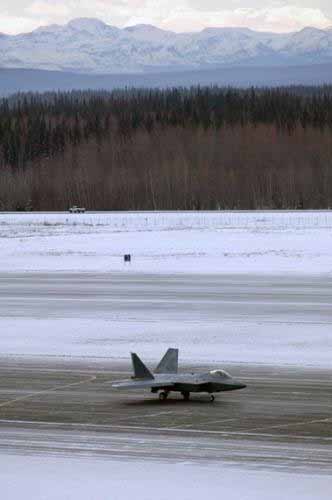 美国空军F-22战机接受极端作战环境考验