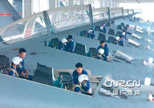 中国空军某新型战机进驻西北执行重大军事任务